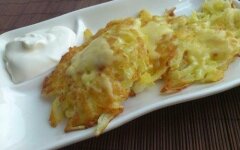 Простые драники из картофеля с сыром