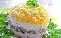 Слоеный салат с картофелем и скумбрией