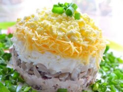 Слоеный салат с картофелем и скумбрией