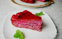 Простой клубничный пирог с желе