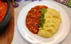 Густая мясная подлива с овощами