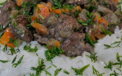 Тушеная куриная печень с морковью и яблоком