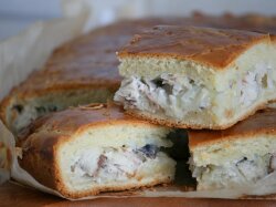 Закрытый пирог со скумбрией из дрожжевого теста