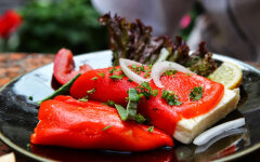 Вегетарианский шницель из печеного перца с брынзой