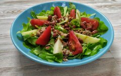 Салат из зелени с тунцом, фасолью и картофелем