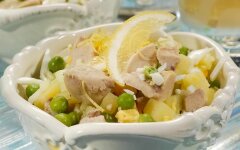 Картофельный салат с печенью трески и зеленым горошком