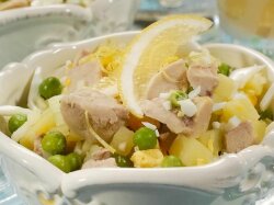 Картофельный салат с печенью трески и зеленым горошком