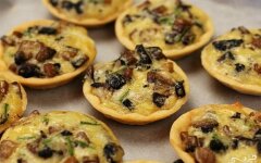 Жульен с куриным филе и шампиньонами в тарталетках