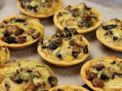 Жульен с куриным филе и шампиньонами в тарталетках