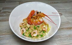 Жареный рис с яйцом, креветками и курицей