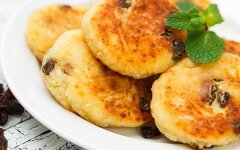 Сырники с изюмом на сметане в формочках