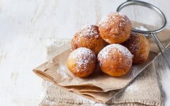 Сырные шарики с виноградом в орешках