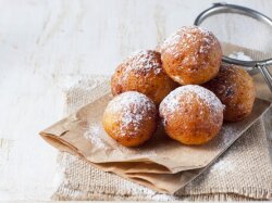 Сырные шарики с виноградом в орешках