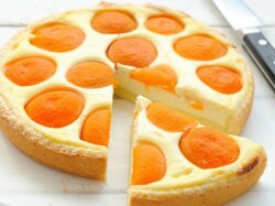 Пирог с персиками под взбитыми сливками