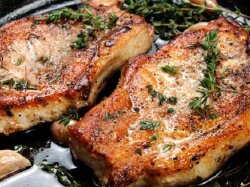 Стейк из свинины с чесноком в мультиварке