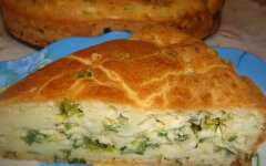 Быстрый заливной пирог на кефире с зеленым луком
