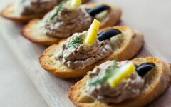 Брускетта с тунцом, оливками и помидорами