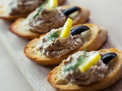 Брускетта с тунцом, оливками и помидорами