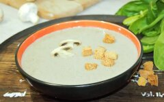 Грибной крем-суп на курином бульоне с сухариками