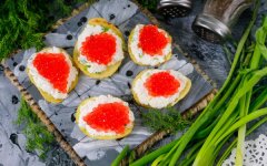 Праздничная закуска с красной икрой на чипсах