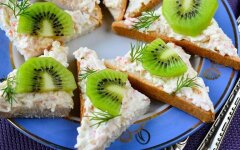 Бутерброды с творожным сыром, киви и крабовыми палочками