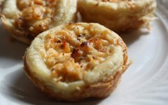 Тарталетки с курицей и грибами в микроволновке