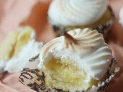 Лимонные капкейки с начинкой и меренгой