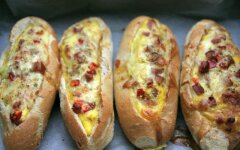 Фаршированный батон с ветчиной и сыром в духовке