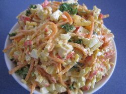 Салат с морковью, сыром и крабовыми палочками
