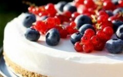 Чизкейк из йогурта с ягодами