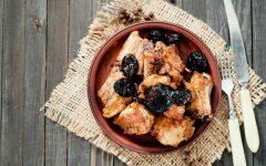 Тушеная свинина с черносливом и чесноком в мультиварке