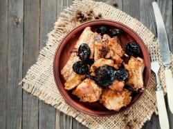 Тушеная свинина с черносливом и чесноком в мультиварке