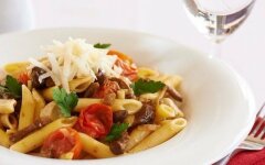 Пенне с куриным филе, грибами и пармезаном