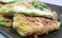 Конвертики из молодой капусты с сыром в панировочных сухарях