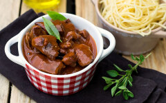 Говяжий гуляш с томатной подливой