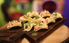 Крабовые палочки с сыром на чипсах