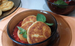 Манные биточки с ягодным кисельным соусом