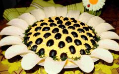 Салат «Подсолнух» с черной икрой и опятами, рецепт с фото