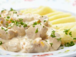 Курица с картошкой и чесноком в сметане в мультиварке