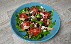 Салат с рукколой, тунцом и фасолью