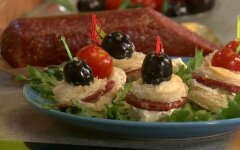 Канапе с салями, творожным сыром и чесноком