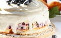 Творожный торт-суфле с голубикой и черникой