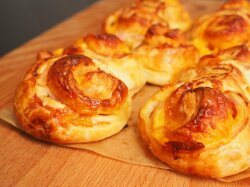 Булочки Синнабон с беконом и сыром из готового слоеного теста