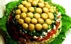 Салат «Лесная поляна» с куриным филе и курагой