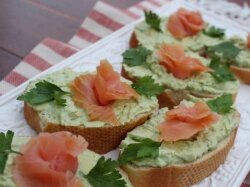 Брускетта с авокадо, лососем и рукколой