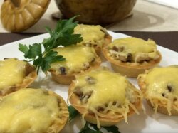 Курино-грибной жульен в тарталетках