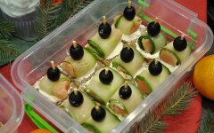 Канапе с красной рыбой, огурцами и маслинами