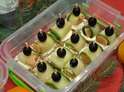 Канапе с красной рыбой, огурцами и маслинами