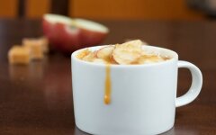 Шарлотка с яблоками в кружке