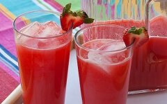 Компот из яблок и клубники с лимоном